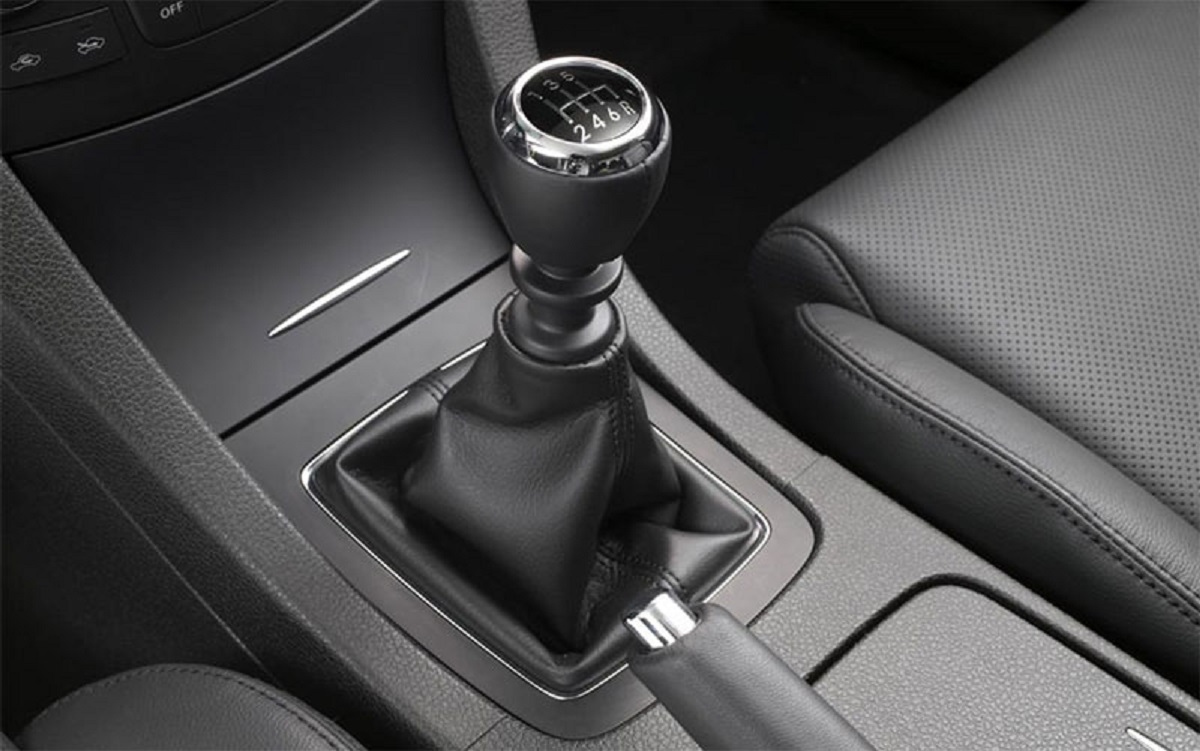 Perbedaan Jenis Transmisi Mobil Manual Dan Otomatis